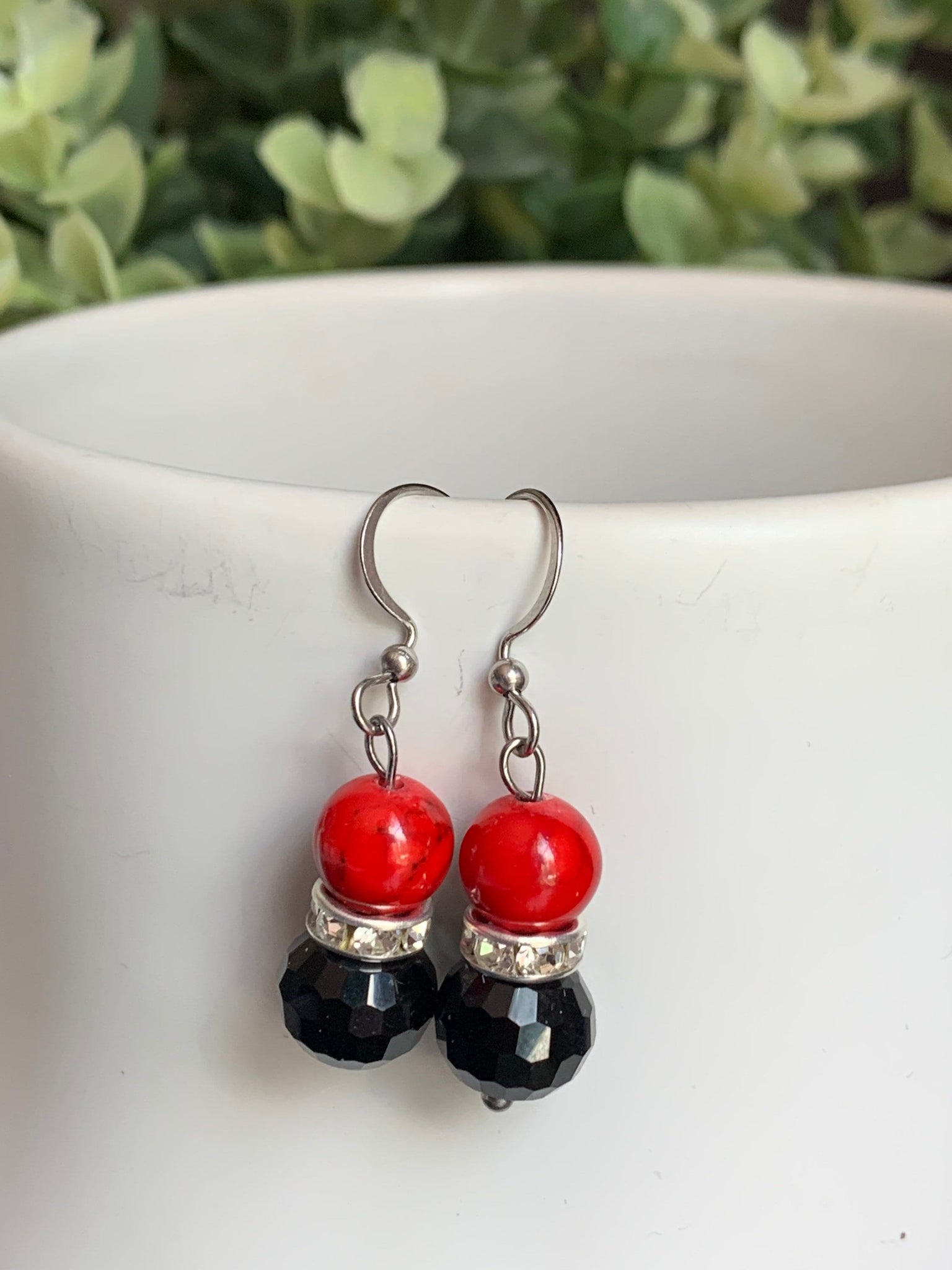 Boucles d’oreilles bille rouge et noire sur crochet alliage de métaux argent chic Comme un ange