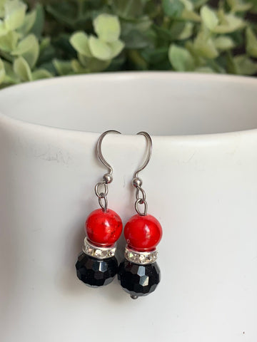 Boucles d’oreilles bille rouge et noire sur crochet alliage de métaux argent chic Comme un ange