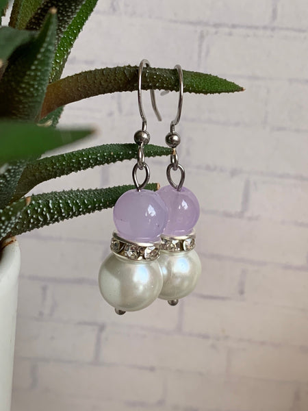 Boucles d’oreilles billes de verre mauve lilas et perle blanche sur crochet alliage de métaux argent Comme un ange