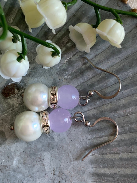 Boucles d’oreilles billes de verre mauve lilas et perle blanche sur crochet alliage de métaux argent Comme un ange