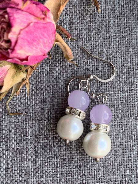 Boucles d’oreilles billes de verre mauve lilas et perle blanche sur crochet alliage de métaux argent Comme un ange