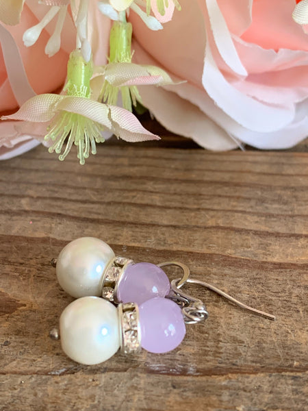 Boucles d’oreilles billes de verre mauve lilas et perle blanche sur crochet alliage de métaux argent Comme un ange