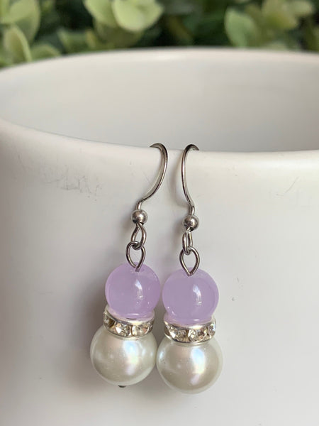 Boucles d’oreilles billes de verre mauve lilas et perle blanche sur crochet alliage de métaux argent Comme un ange