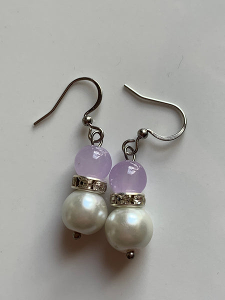Boucles d’oreilles billes de verre mauve lilas et perle blanche sur crochet alliage de métaux argent Comme un ange