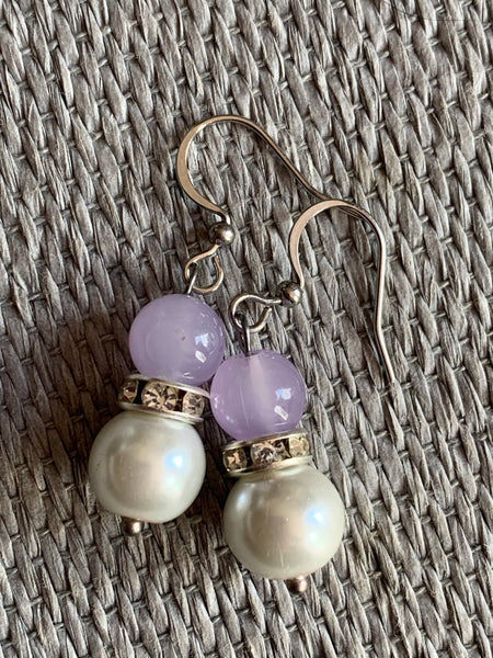 Boucles d’oreilles billes de verre mauve lilas et perle blanche sur crochet alliage de métaux argent Comme un ange