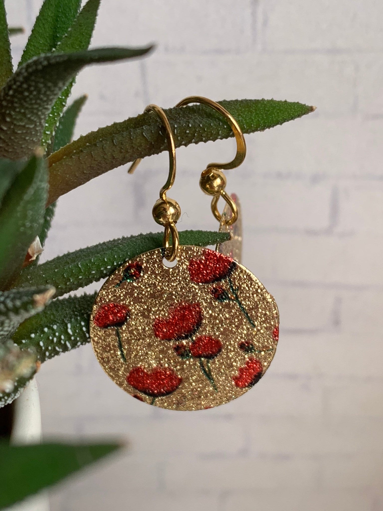 Boucles d’oreilles breloque médaillon or fleur rouge Comme un ange