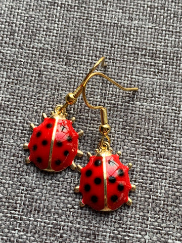 Boucles d’oreilles breloque coccinelle rouge sur crochet alliage de métaux or Comme un ange