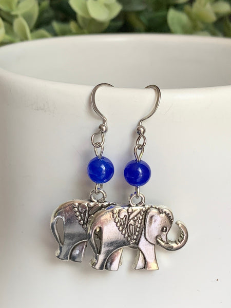 Boucles d’oreilles breloque éléphant argent et billes de verre bleue sur crochet alliage de métaux argent Comme un ange