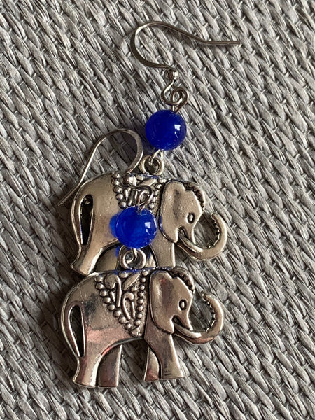 Boucles d’oreilles breloque éléphant argent et billes de verre bleue sur crochet alliage de métaux argent Comme un ange