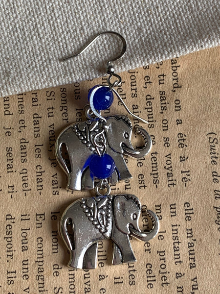Boucles d’oreilles breloque éléphant argent et billes de verre bleue sur crochet alliage de métaux argent Comme un ange