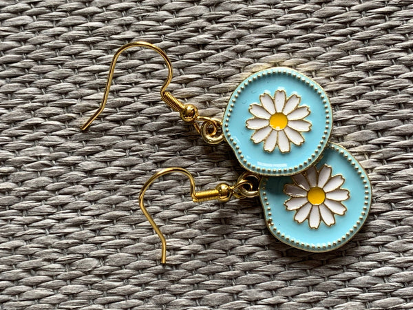Boucles d’oreilles breloque médaillon marguerite blanche sur fond bleu alliage de métaux or Comme un ange