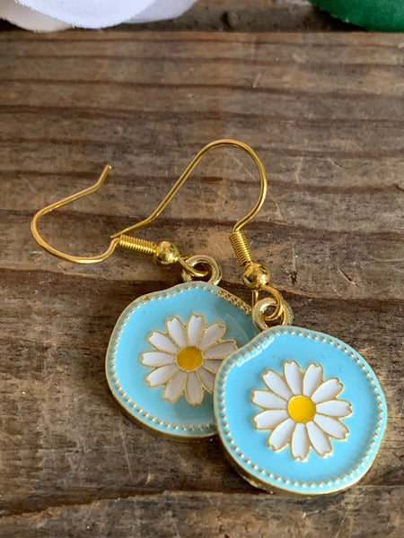 Boucles d’oreilles breloque médaillon marguerite blanche sur fond bleu alliage de métaux or Comme un ange