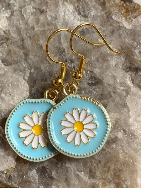 Boucles d’oreilles breloque médaillon marguerite blanche sur fond bleu alliage de métaux or Comme un ange