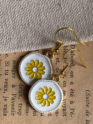 Boucles d’oreilles breloque médaillon marguerite jaune sur crochet alliage de métaux or Comme un ange