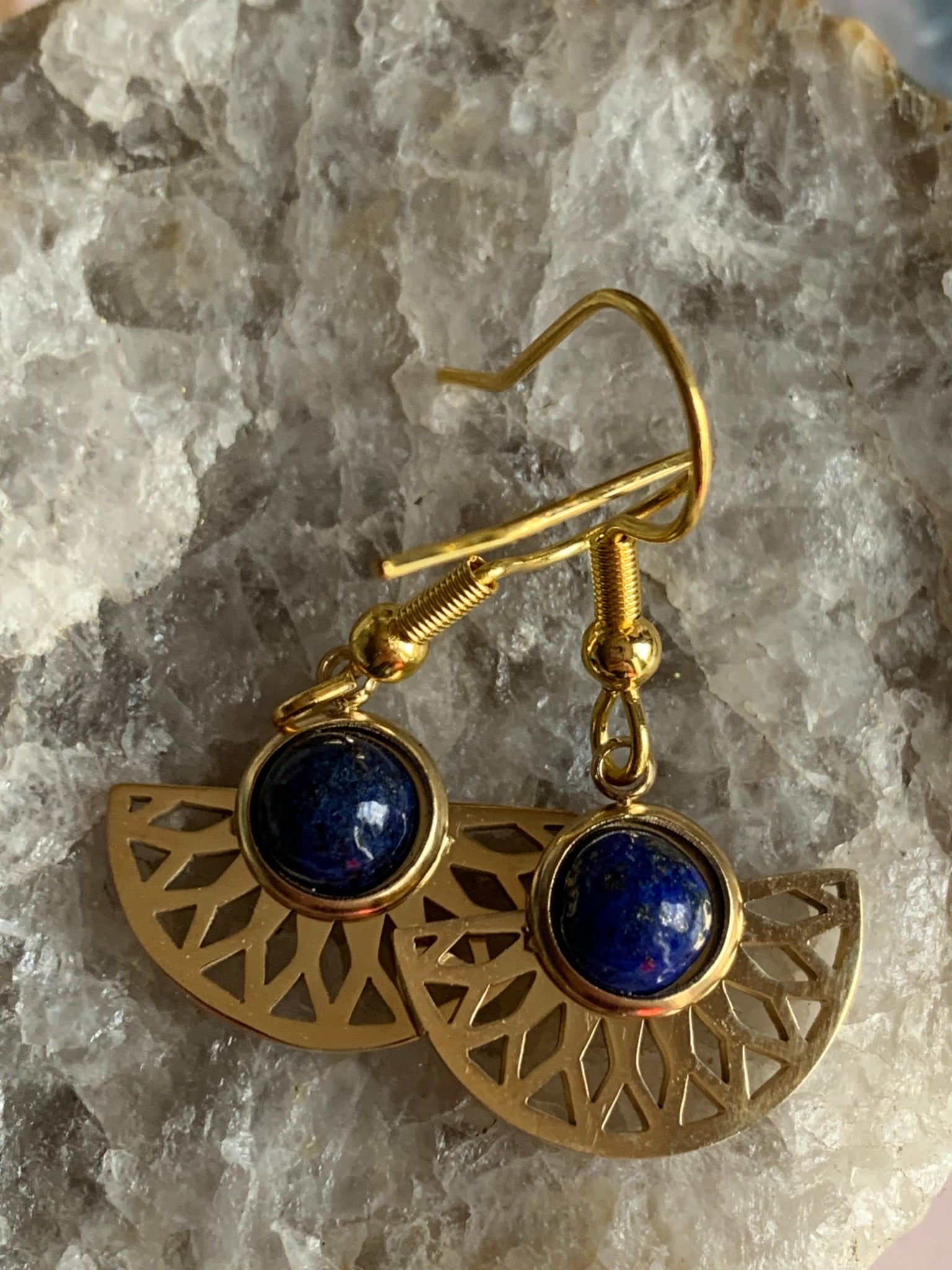 Boucles d’oreilles demi cercle or piere bleue alliage de métaux or Comme un ange