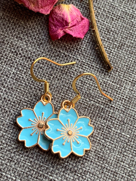 Boucles d’oreilles breloque fleur bleu sur crochet alliage de métaux or Comme un ange