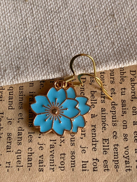 Boucles d’oreilles breloque fleur bleu sur crochet alliage de métaux or Comme un ange