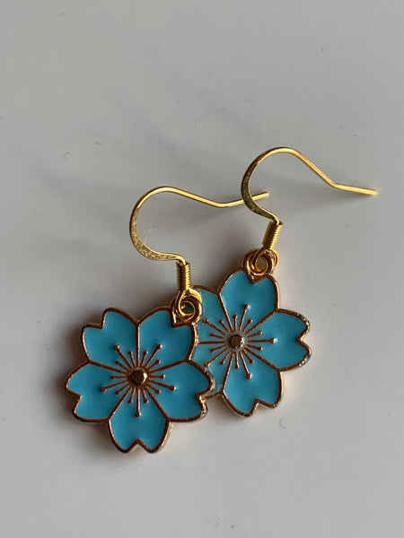 Boucles d’oreilles breloque fleur bleu sur crochet alliage de métaux or Comme un ange