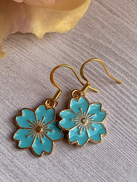 Boucles d’oreilles breloque fleur bleu sur crochet alliage de métaux or Comme un ange
