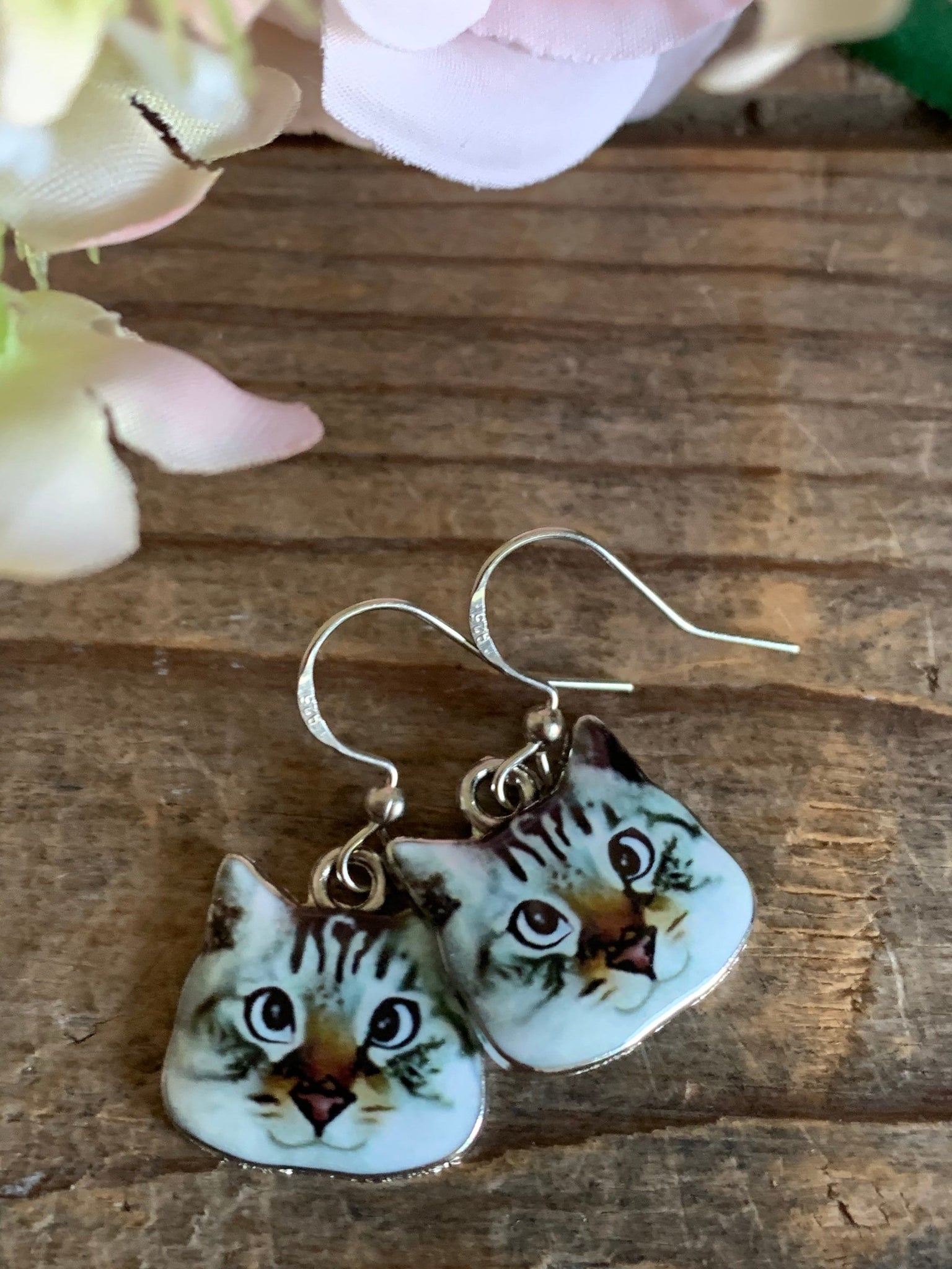 Boucles d’oreilles breloque tête de chat blanc sur crochet alliage de métaux argent Comme un ange