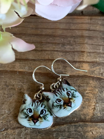 Boucles d’oreilles breloque tête de chat blanc sur crochet alliage de métaux argent Comme un ange