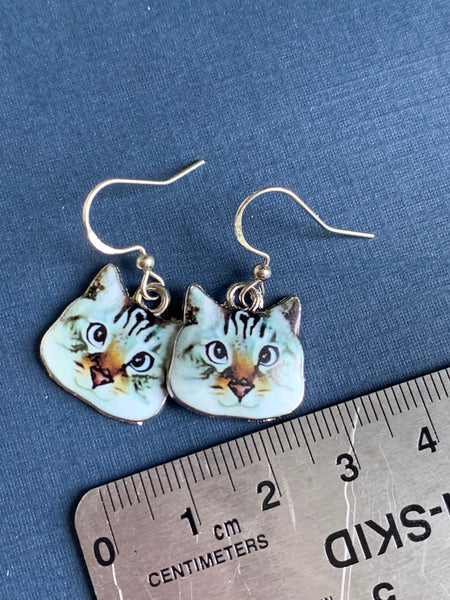 Boucles d’oreilles breloque tête de chat blanc sur crochet alliage de métaux argent Comme un ange