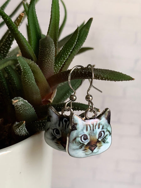 Boucles d’oreilles breloque tête de chat blanc sur crochet alliage de métaux argent Comme un ange