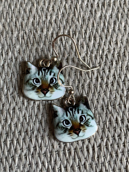 Boucles d’oreilles breloque tête de chat blanc sur crochet alliage de métaux argent Comme un ange