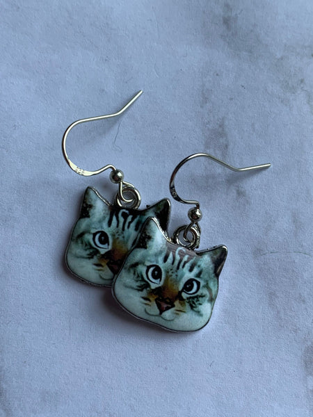 Boucles d’oreilles breloque tête de chat blanc sur crochet alliage de métaux argent Comme un ange