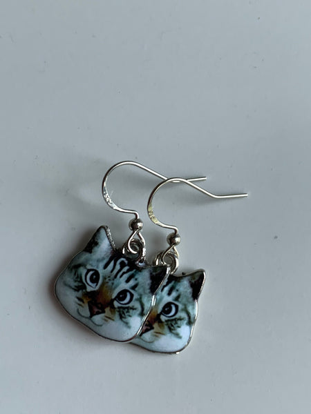 Boucles d’oreilles breloque tête de chat blanc sur crochet alliage de métaux argent Comme un ange