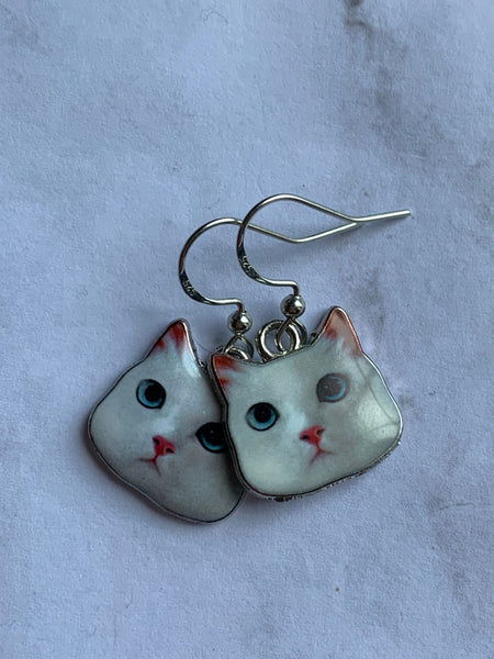 Boucles d’oreilles breloque tête de chaton blanc sur crochet alliage de métaux argent Comme un ange