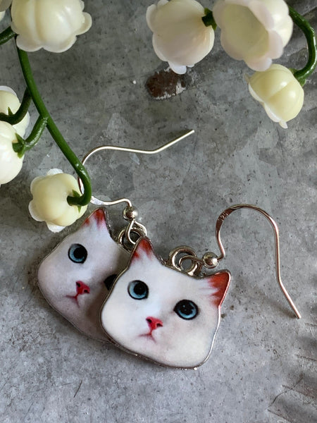 Boucles d’oreilles breloque tête de chaton blanc sur crochet alliage de métaux argent Comme un ange