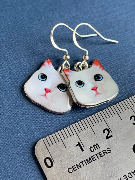 Boucles d’oreilles breloque tête de chaton blanc sur crochet alliage de métaux argent Comme un ange