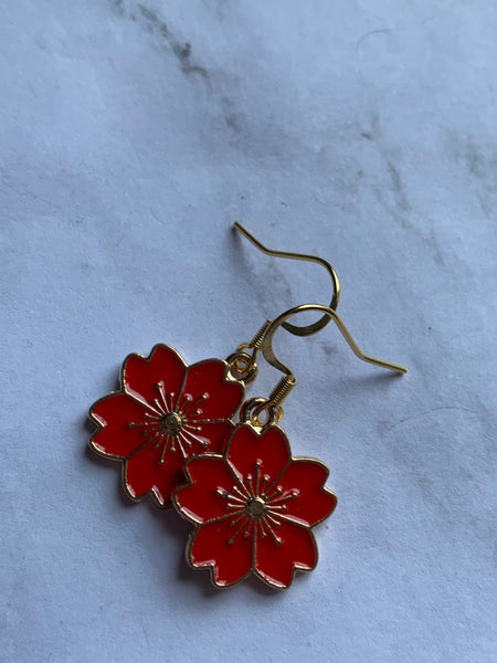 Boucles d’oreilles breloque fleur rouge sur crochet alliage de métaux or Comme un ange