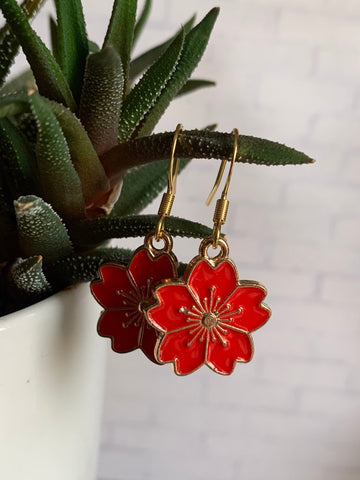 Boucles d’oreilles breloque fleur rouge sur crochet alliage de métaux or Comme un ange