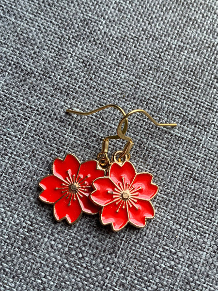 Boucles d’oreilles breloque fleur rouge sur crochet alliage de métaux or Comme un ange