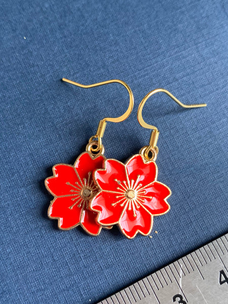 Boucles d’oreilles breloque fleur rouge sur crochet alliage de métaux or Comme un ange