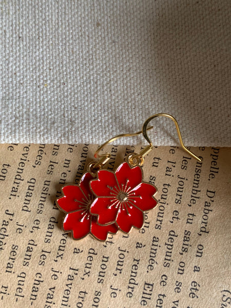 Boucles d’oreilles breloque fleur rouge sur crochet alliage de métaux or Comme un ange