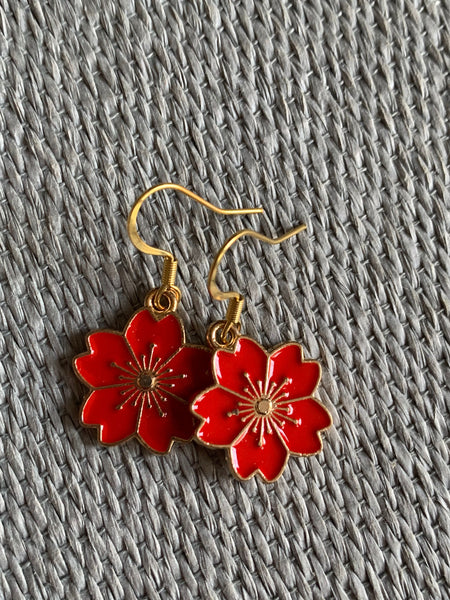 Boucles d’oreilles breloque fleur rouge sur crochet alliage de métaux or Comme un ange