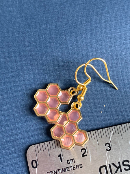 Boucles d’oreilles breloque alvéoles d’abeilles rose et alliage de métaux or Comme un ange