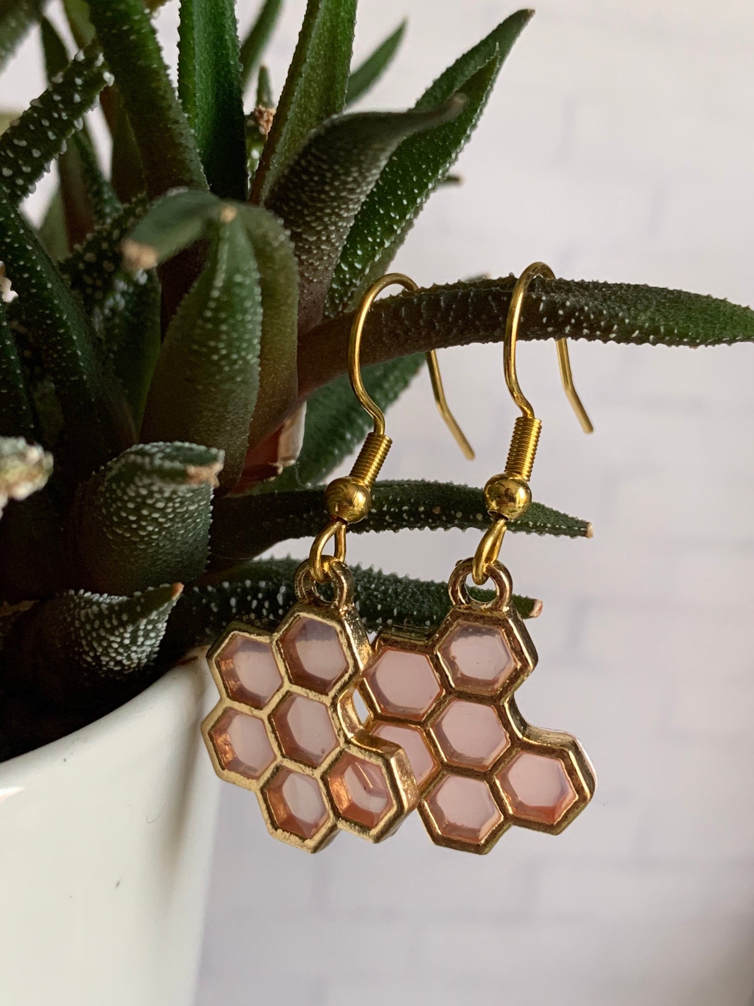 Boucles d’oreilles breloque alvéoles d’abeilles rose et alliage de métaux or Comme un ange