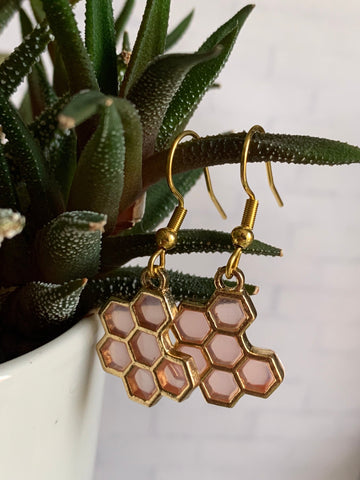 Boucles d’oreilles breloque alvéoles d’abeilles rose et alliage de métaux or Comme un ange