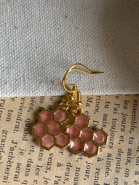 Boucles d’oreilles breloque alvéoles d’abeilles rose et alliage de métaux or Comme un ange