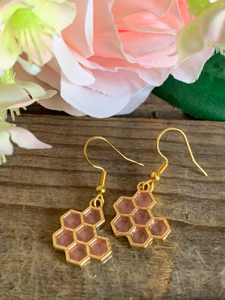 Boucles d’oreilles breloque alvéoles d’abeilles rose et alliage de métaux or Comme un ange