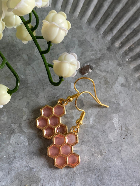 Boucles d’oreilles breloque alvéoles d’abeilles rose et alliage de métaux or Comme un ange