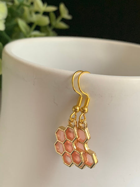 Boucles d’oreilles breloque alvéoles d’abeilles rose et alliage de métaux or Comme un ange