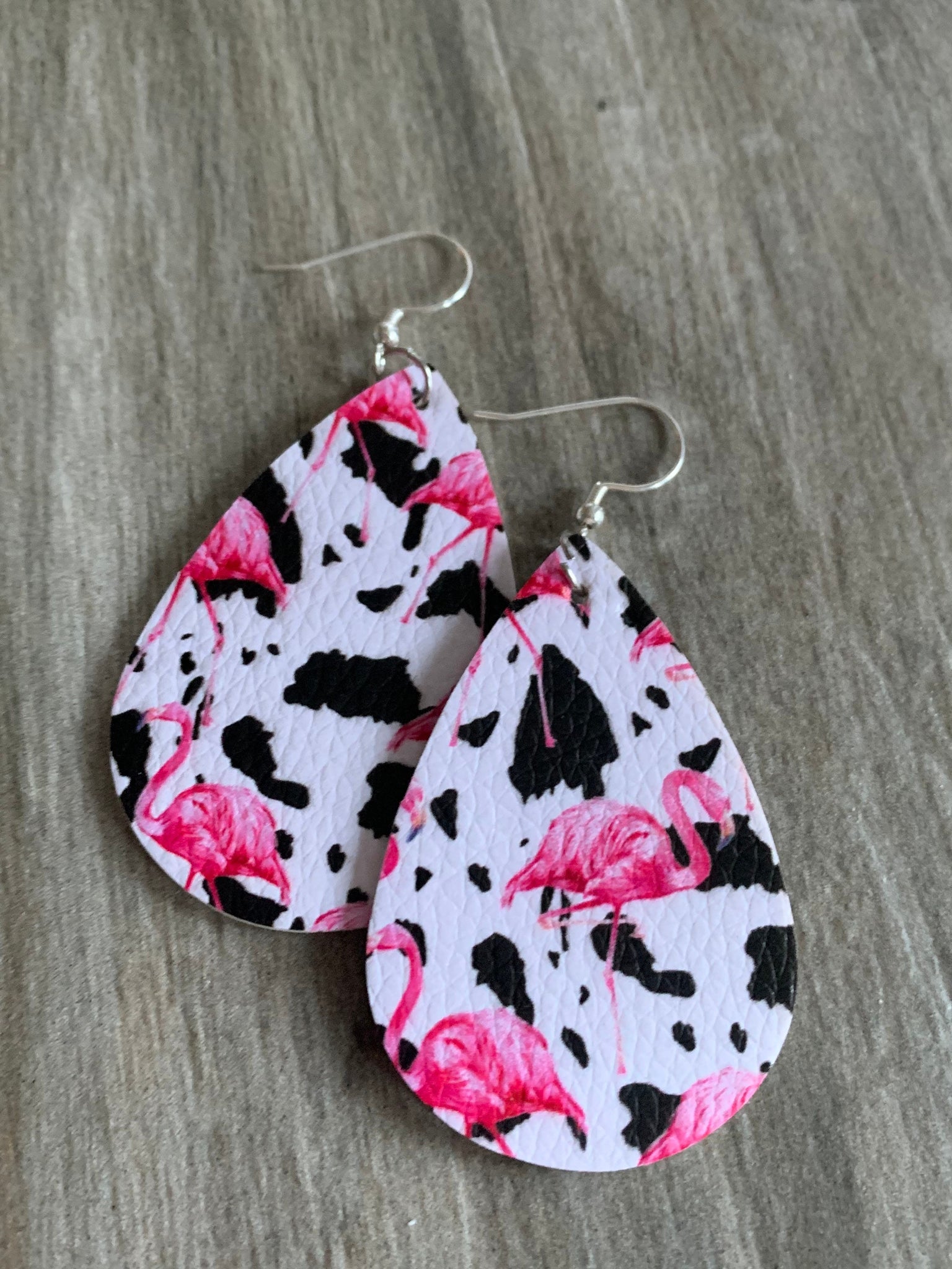 Boucles d’oreilles breloque en cuir motif vache flamant rose Comme un ange