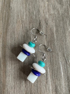 Boucles d’oreilles billes rondes et carrées bleue, turquoises et blanches sur crochet alliage de métaux argent Comme un ange