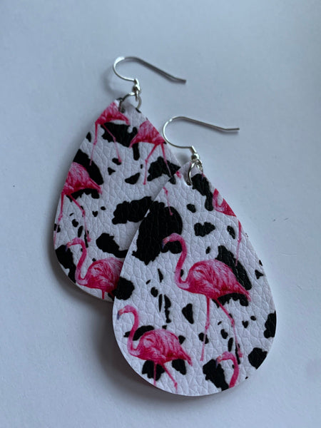 Boucles d’oreilles breloque en cuir motif vache flamant rose Comme un ange