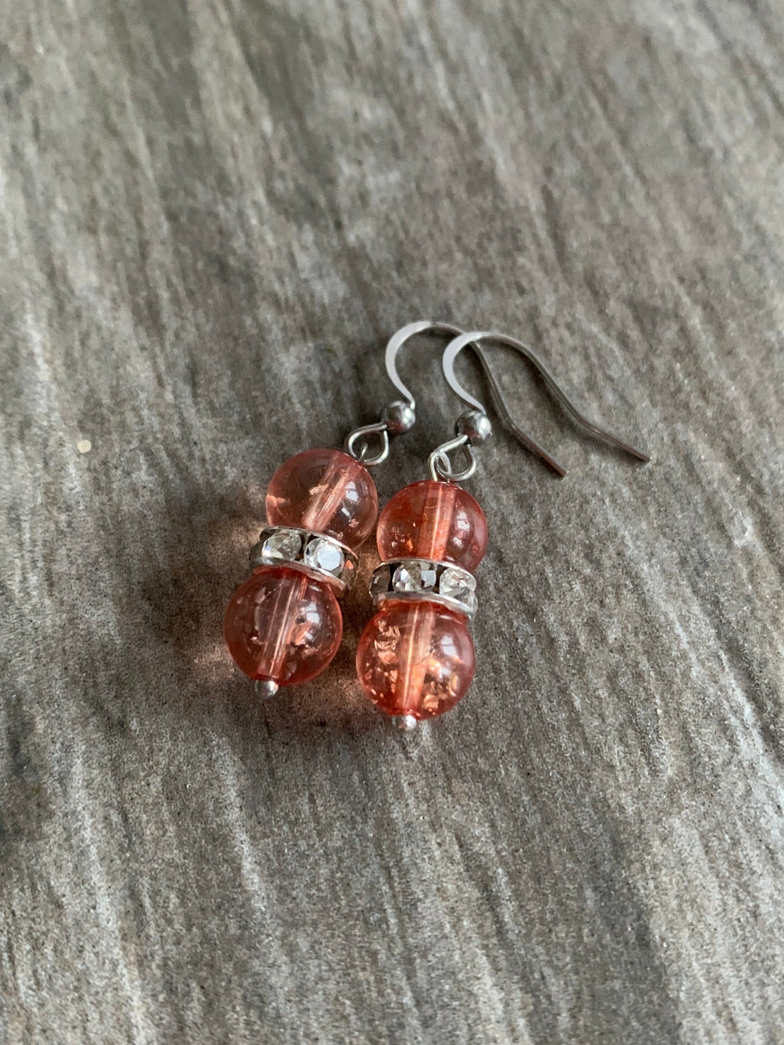Boucles d’oreilles perles de verres corail sur crochet alliage de métaux argent Comme un ange